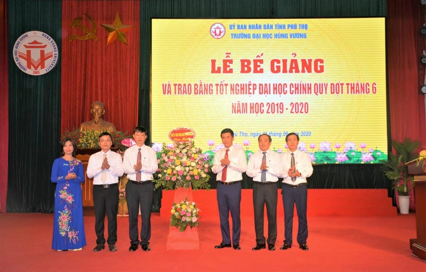 Background lễ bế giảng đơn giản nhưng vẫn tinh tế