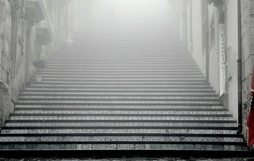 Background cầu thang đơn giản nhưng đầy tinh tế