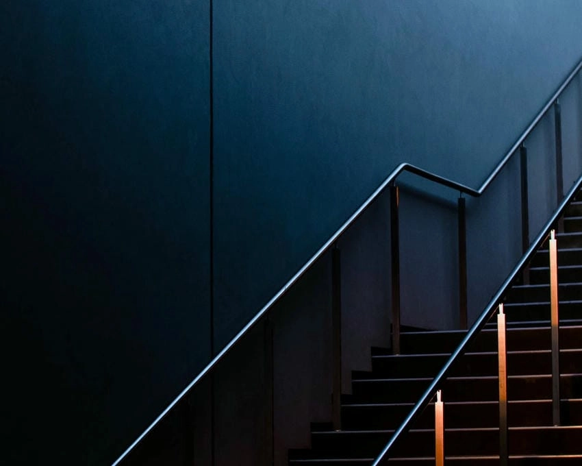 Background cầu thang ấn tượng tạo dấu ấn riêng cho hình