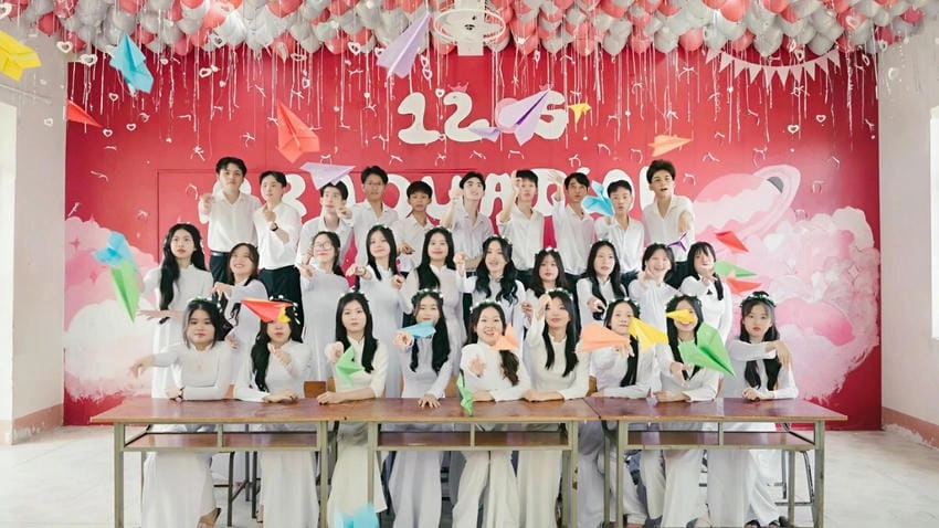 Background chụp kỷ yếu bóng bay vui tươi đầy sắc màu