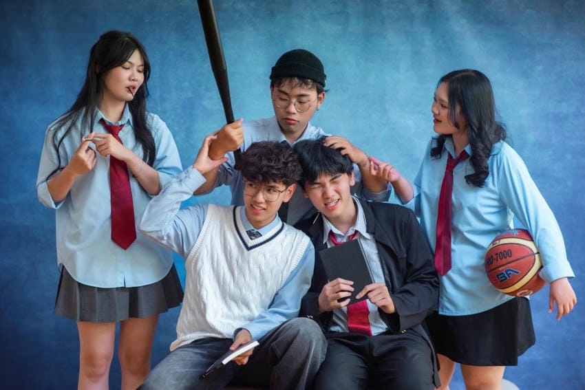 Background chụp kỷ yếu xanh trắng tinh khôi và trẻ trung