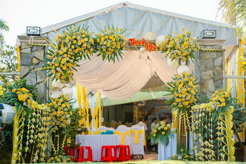 Background cổng cưới ngoài trời tự nhiên và tươi sáng