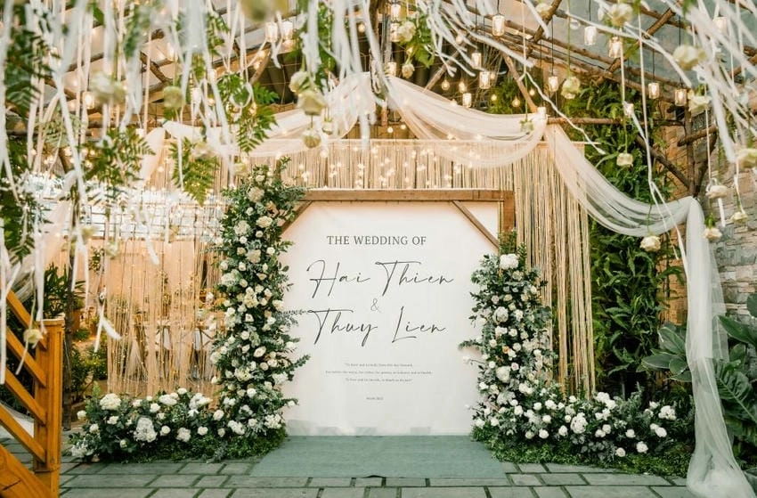 Background cổng cưới sang trọng gây ấn tượng mạnh