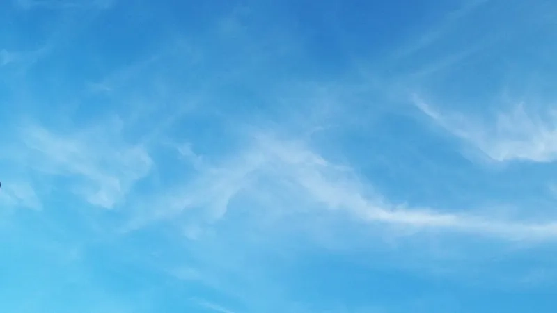 Hít thở không khí trong lành qua background đám mây mùa hè rực rỡ