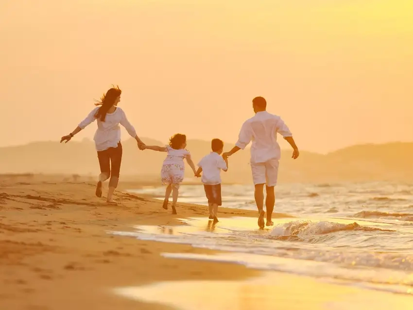 Background gia đình sum họp vui vẻ bên nhau