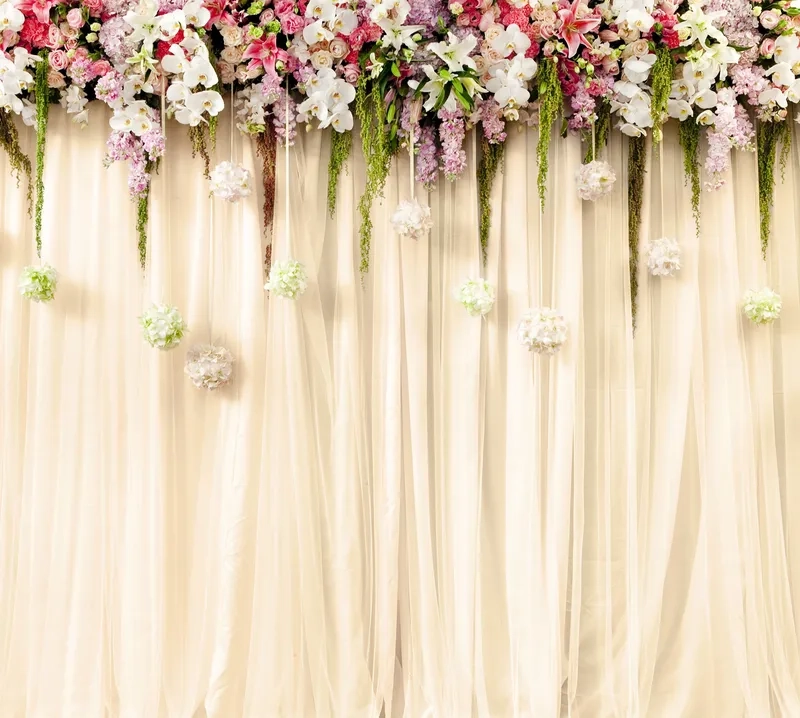 Trang trí tinh tế với background hoa cưới trong nhà