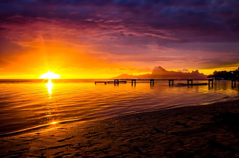 Ngắm nhìn background hoàng hôn trên biển rực rỡ sóng vỗ yên bình