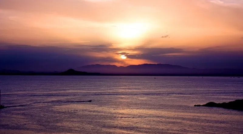 Cảm nhận background hoàng hôn ánh dương chiếu sáng muôn nơi