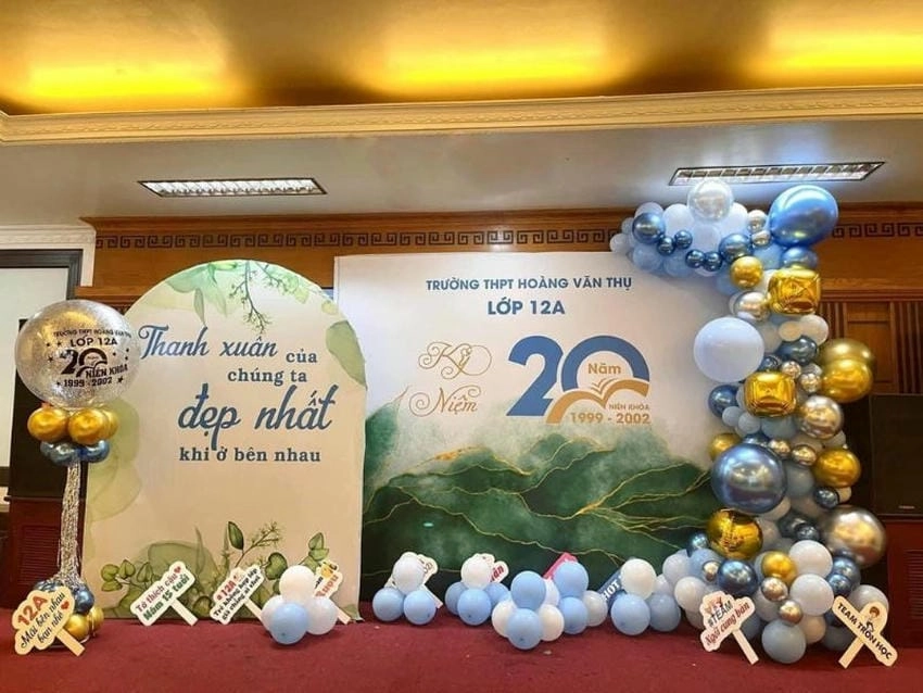 Background họp lớp ấm cúng khiến buổi gặp thêm trọn vẹn