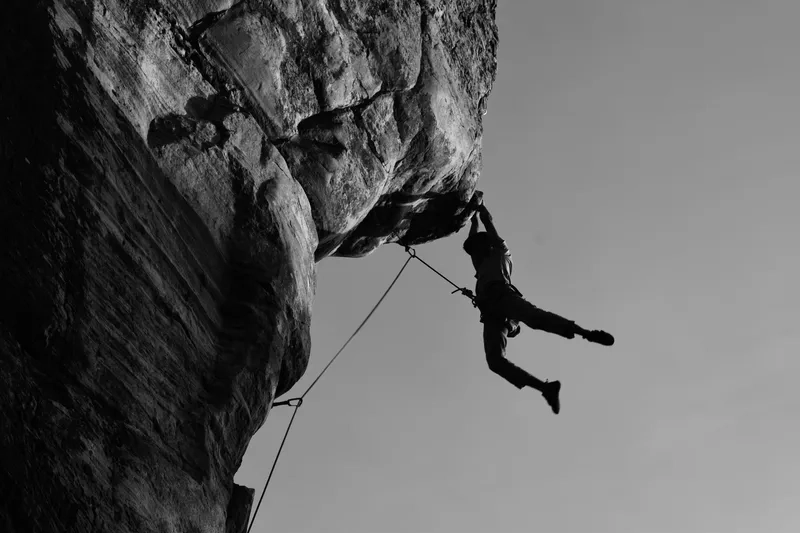 Thiết kế nổi bật với background leo núi vector độc đáo