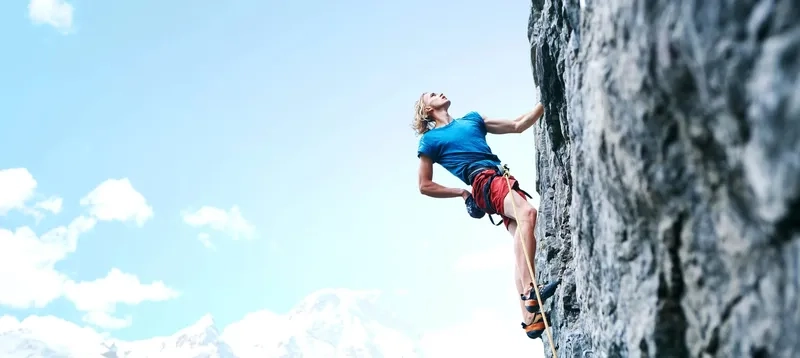 Tạo ấn tượng thị giác với background leo núi poster bắt mắt