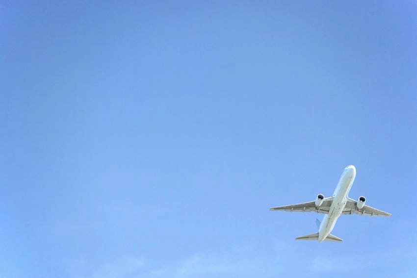 Background máy bay ấn tượng tạo điểm nhấn cho ảnh