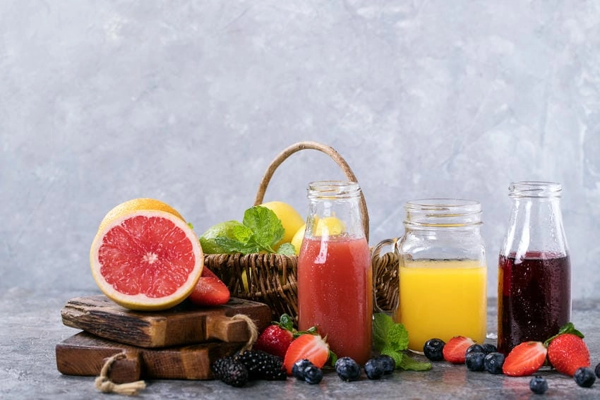 Background nước ép đẹp làm nổi bật ly đồ uống