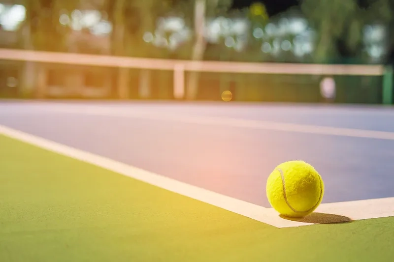 Phong cách tinh tế với background tennis đơn giản