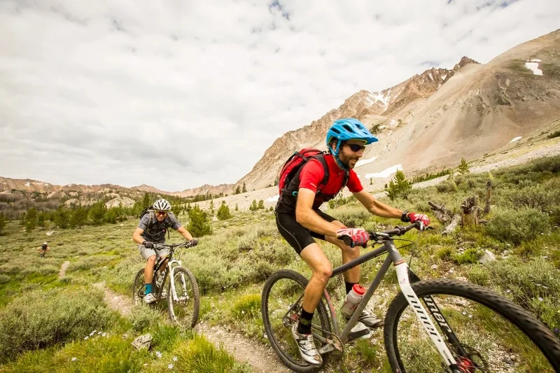 Hoạt động nhóm vui nhộn với background thể thao ngoài trời