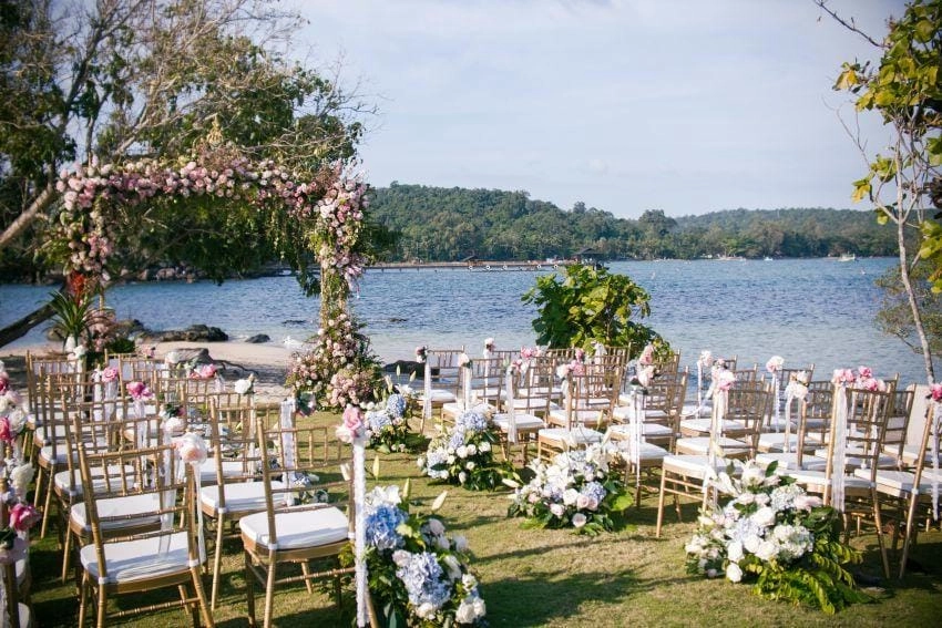 Background tiệc cưới ngoài trời tự nhiên và thơ mộng