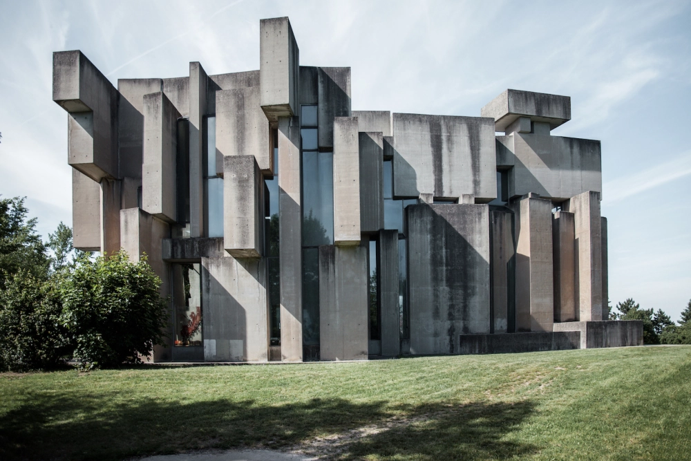 Đổi mới không gian bằng background sự kiện brutalism phong cách hiện đại