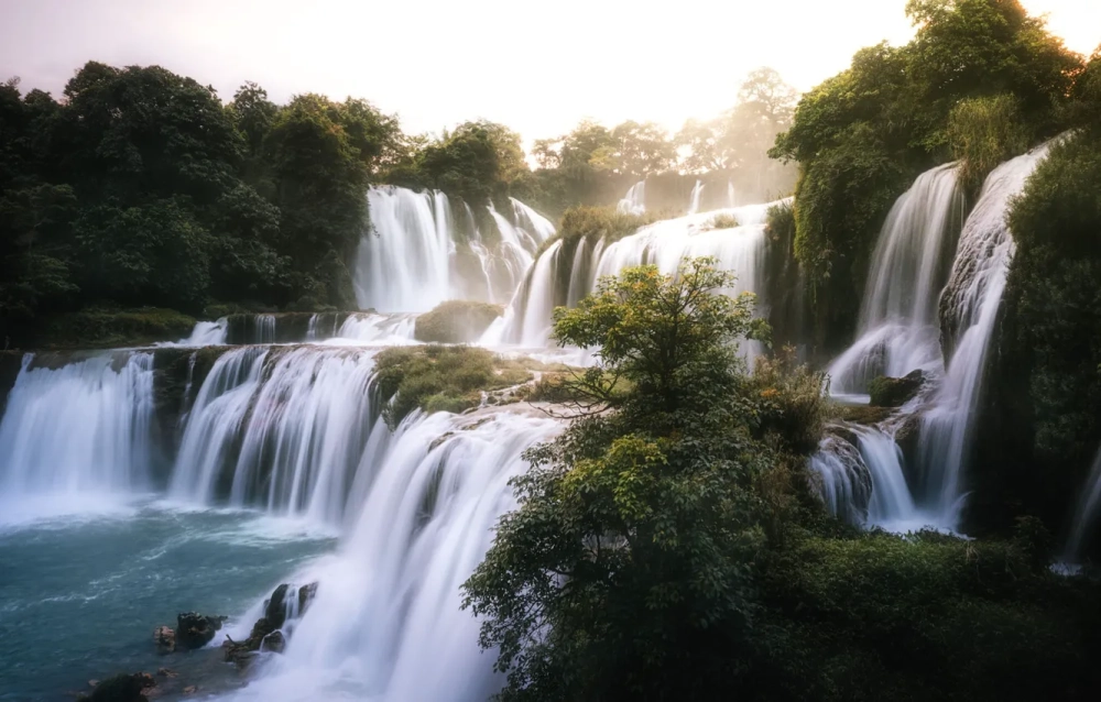 Vẻ đẹp background thác nước hùng vĩ hoang sơ lạ